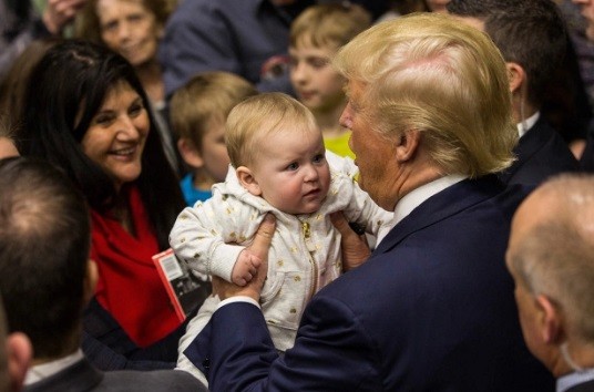 O magnata e um bebê em evento republicano