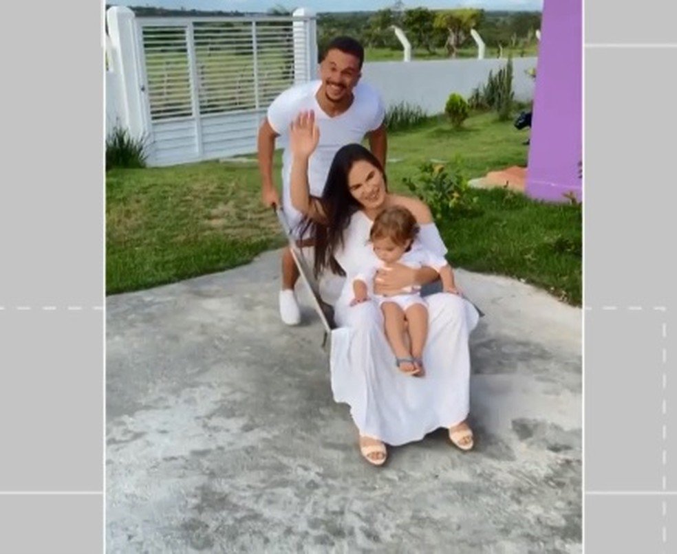 Mulher e bebê são levados em carro de mão no vídeo com paródia de tema de fim de ano da Globo — Foto: Reprodução