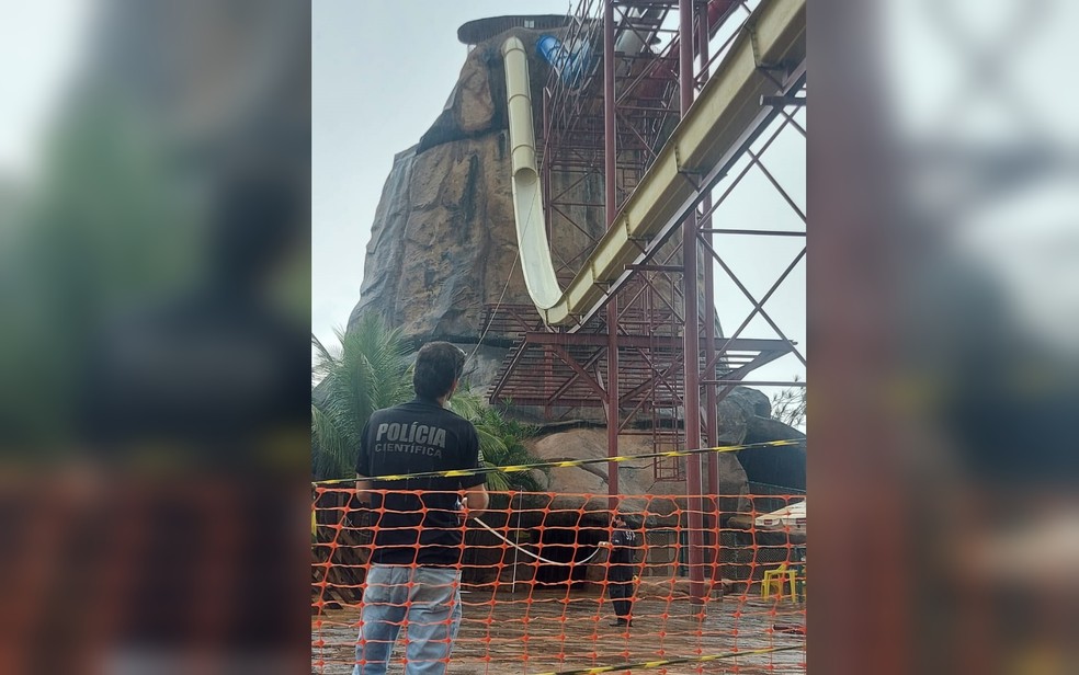 Polícia Técnico-Científica realiza perícia no toboágua em que menino morreu após cair em Caldas Novas, Goiás — Foto: Reprodução/PTC