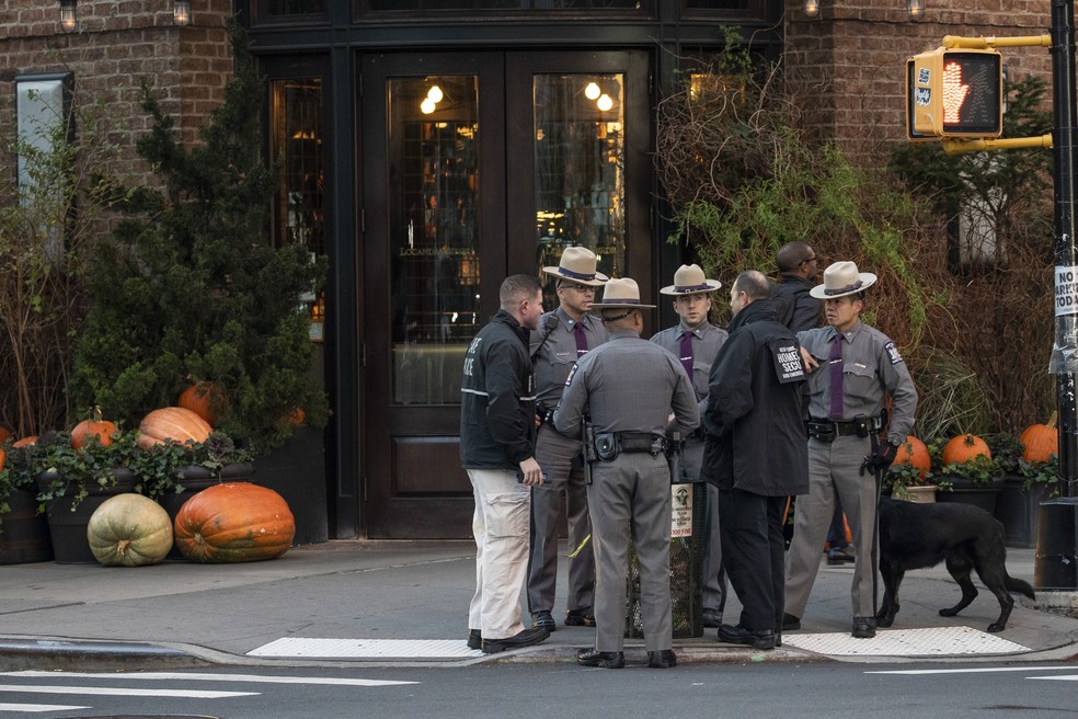 Policiais se reúnem em frente ao restaurante do ator Robert De Niro, em Nova York, nesta quinta-feira (25). Um pacote suspeito foi enviado ao imóvel onde também funciona a produtora do ator  — Foto: Drew Angerer / Getty Images America Do Norte / AFP