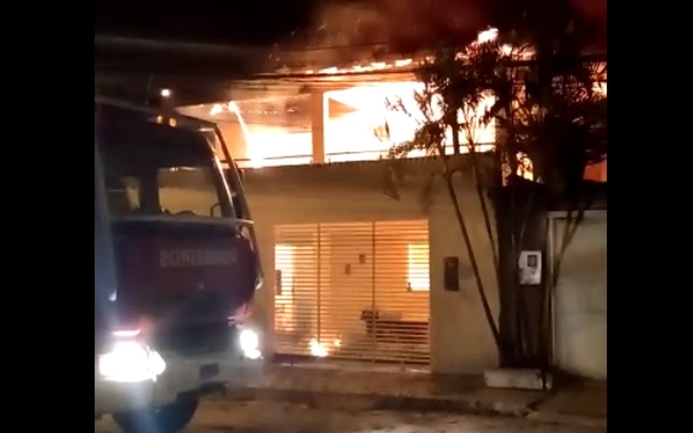 Bombeiro de folga resgata mulher e cachorros que estavam dentro de imóvel em chamas na Bahia — Foto: Reprodução/Redes Sociais