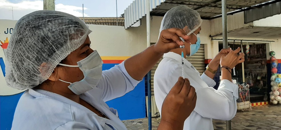 Mulher prepara dose de vacina contra Covid-19 — Foto: Everaldo Silva/TV Globo