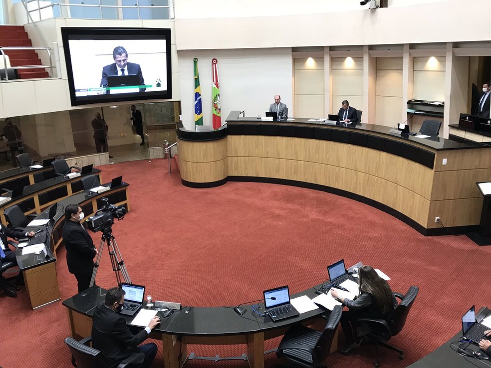 Deputado Julio Garcia anuncia em plenário a abertura do processo de impeachment contra o governador de Santa Catarina — Foto: Alesc/ Divulgação