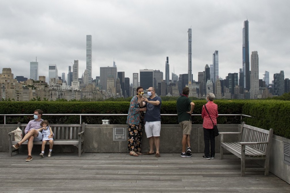 Visitantes tiram fotos no terraço do Metropolitan Museum em Nova York neste sábado (29) — Foto: Kena Betancur/AFP