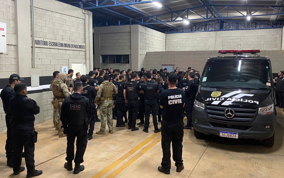 Policiais civis cumprem mandados em grande operação da Deic, em Goiânia, Goiás — Foto: Divulgação/Polícia Civil