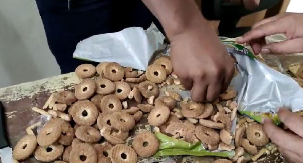 Material também estava em pacotes de biscoito — Foto: Divulgação Iapen-AC