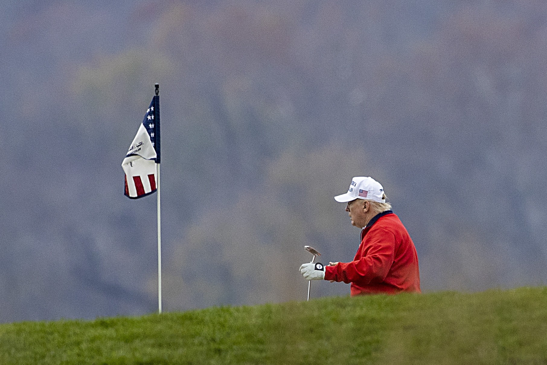 O presidente americano Donald Trump jogando golfe no Trump National Golf Club em 21 de novembro de 2020 em Sterling, Virgínia (Foto: Getty Images)