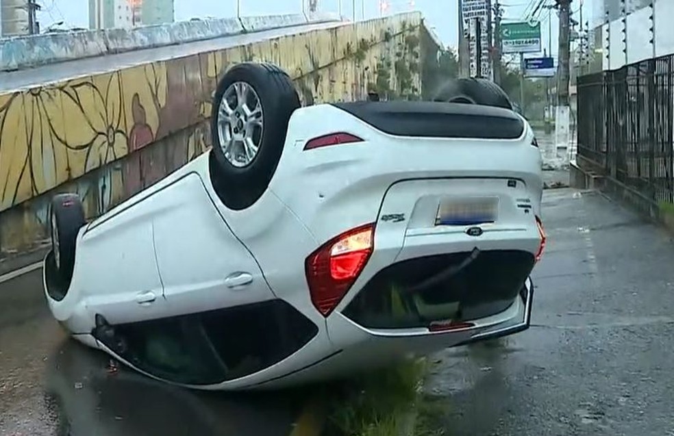 Carro capota na Avenida Gonçalo Rollemberg Leite — Foto: TV Sergipe/Reprodução