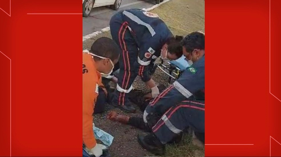 Socorristas atendem motorista de aplicativo que levou tiro no rosto durante tentativa de assalto, no DF — Foto: Reprodução