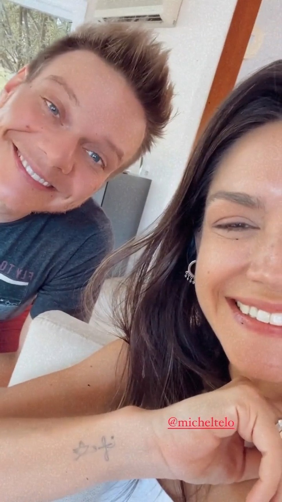 Michel Telo e Thais Fersoza assistem à estreia do The Voice Kids — Foto: Reprodução / Instagram