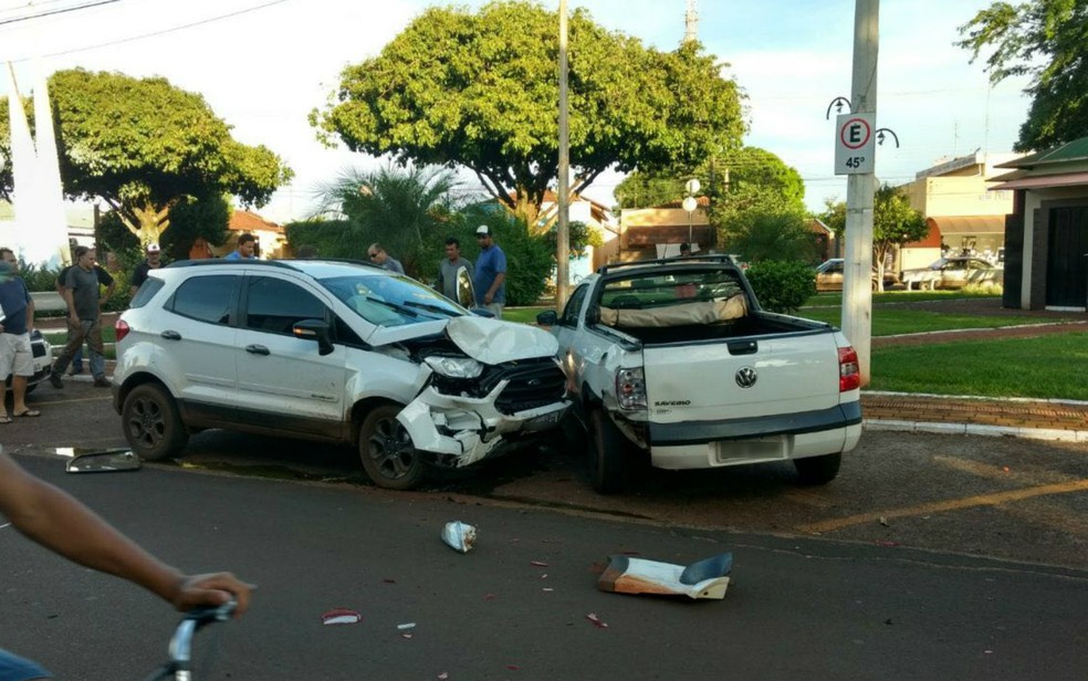 Quadrilha bateu carro roubado contra veículos no Centro de Viradouro (Foto: Reprodução/EPTV)