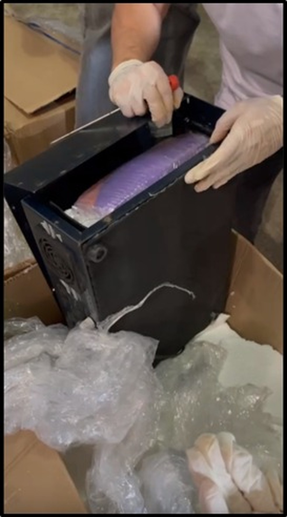 Em um das cargas interceptadas pela polícia, cocaína estava dentro de CPU — Foto: PF/Reprodução