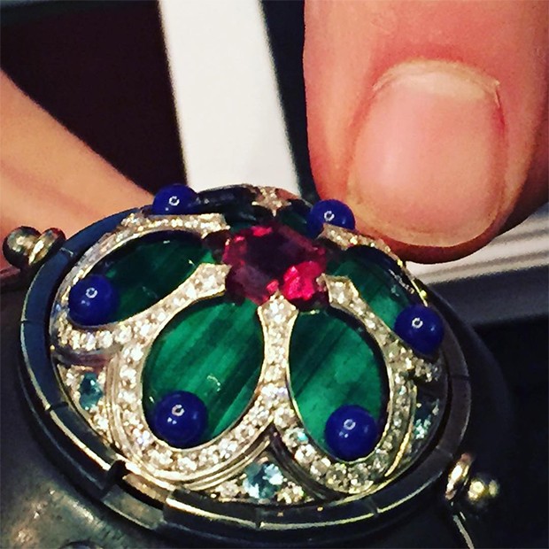 A close up of the other side of the Elie Top jewel when it flips mechanically from Mediaeval to modern with rubelite, malachite, lapis, blue topaz and diamonds. (Foto: @suzymenkesvogue)