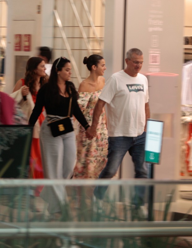 Bruna Marquezine aproveita passeio em shopping com a família  (Foto:  Edson Aipim/agnews)