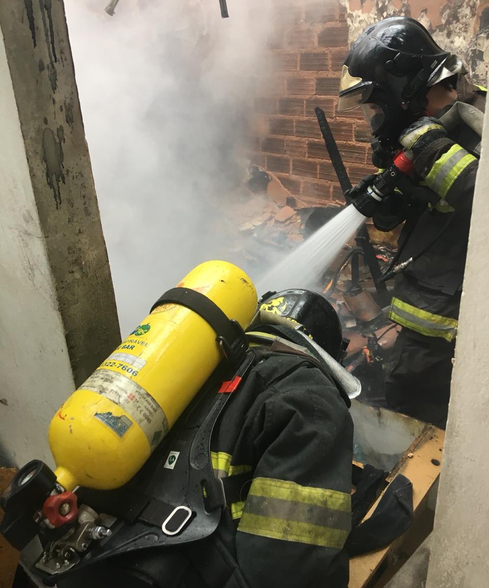 Bombeiros trabalham para apagar incêndio em casa no Conjunto Joaquim Leão, em Maceió — Foto: Corpo de Bombeiros/Ascom