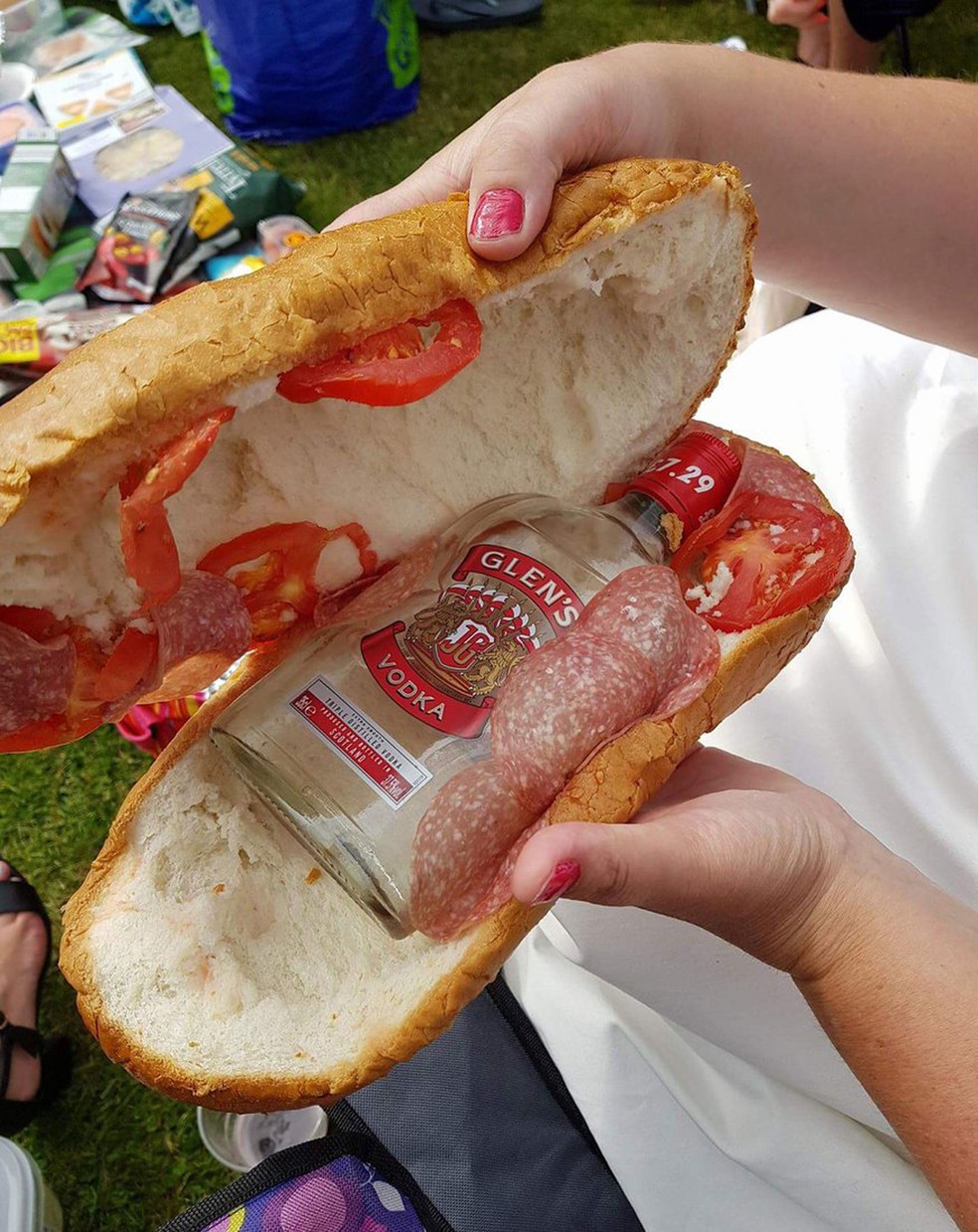 Mulher tenta entrar em hipódromo com vodca escondida em sanduíche (Foto: @Southwell_Races/Twitter)