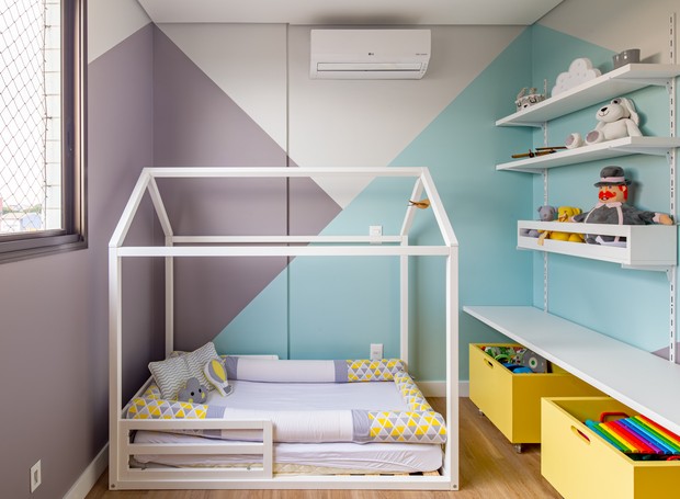 A cama foi projetada como uma 'casinha' para deixar o quarto da criança mais divertido (Foto: Joana França)