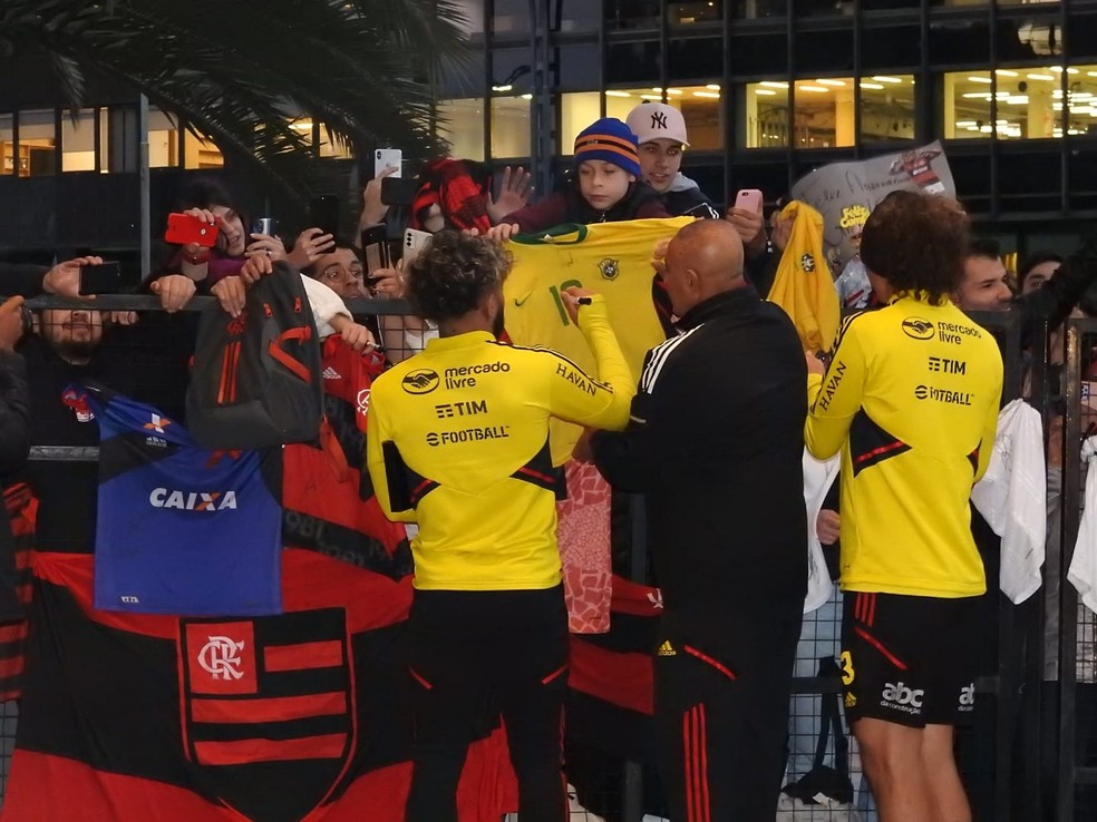 Gabigol autografa camisa de pequeno torcedor do Flamengo em Buenos Aires — Foto: Fred Gomes