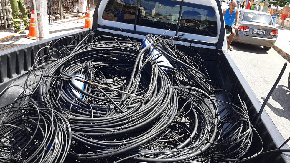 Fios e equipamentos de telecomunica&ccedil;&otilde;es irregulares foram tirados dos postes na orla de Ponta Negra, na Zona Sul de Natal. &mdash; Foto: Cosern