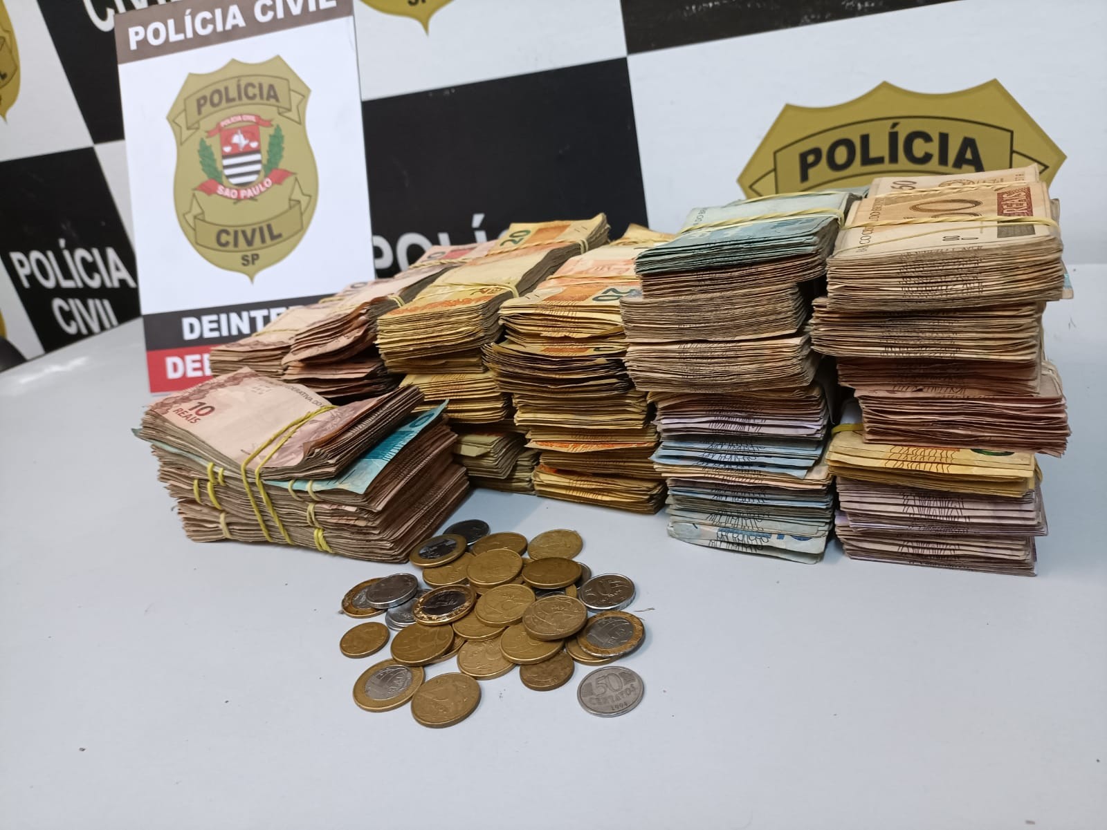 Suspeitos de liderarem facção criminosa são presos com mais de R$ 65 mil e 19 kg de drogas em Pindamonhangaba 