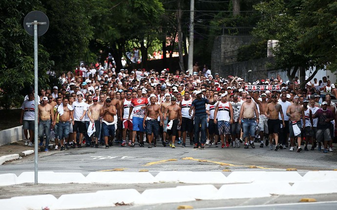 Torcida do São Paulo chega escoltada ao Pacaembu; veja fotos