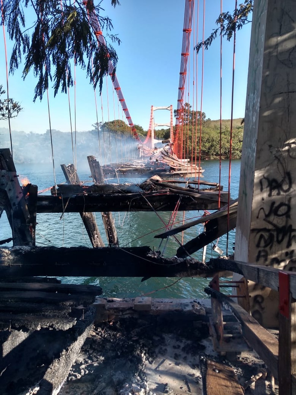 Estrutura de madeira que completa 100 anos no próximo dia 4 de dezembro ficou totalmente destruída no lado paranaense — Foto: Arquivo pessoal