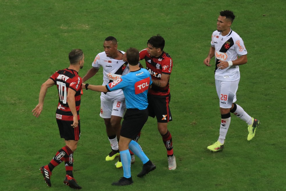 Diego e Fabr&iacute;cio discutem. Logo depois o meia do Flamengo foi expulso &mdash; Foto: CL&Aacute;UDIO REIS/ELEVEN/ESTAD&Atilde;O CONTE&Uacute;DO