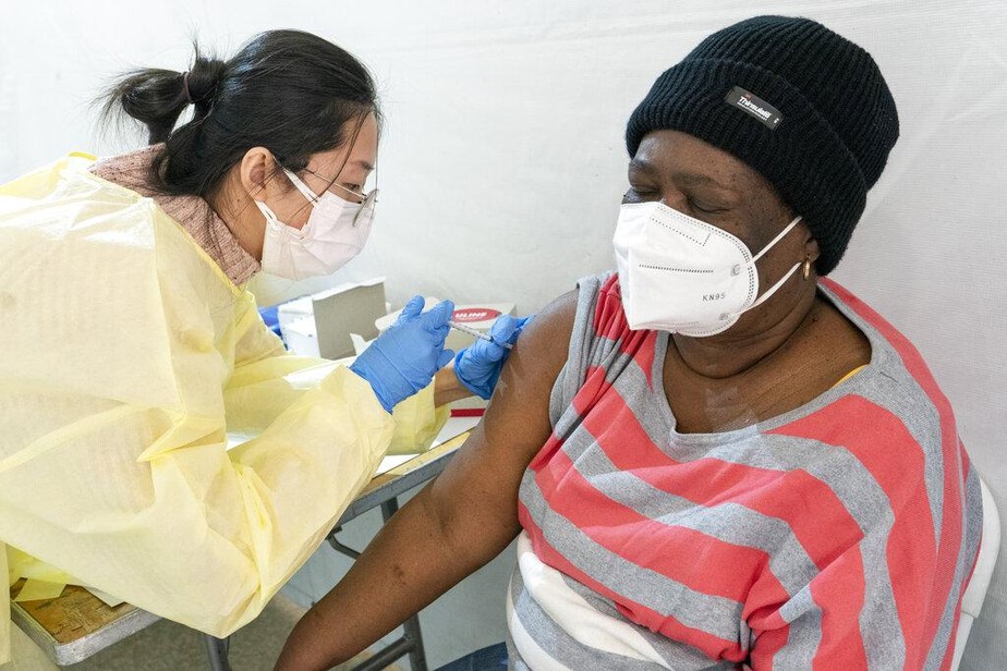 Enfermeira Shyun Lin aplica vacina em Alda Maxis; covid-19
