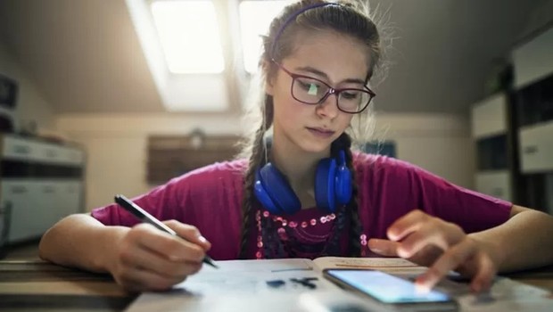 O celular pode ser uma ferramenta de aprendizado ou prejudicar a educação de crianças e adolescentes (Foto: Getty Images via BBC)