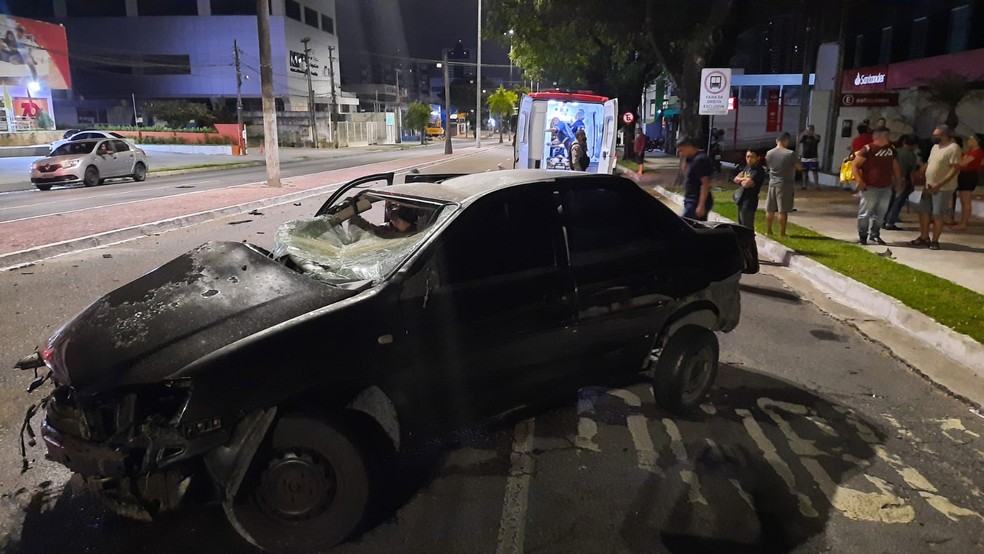 Acidente grave na Avenida Epitácio Pessoa, em João Pessoa, deixa uma pessoa morta e outra gravemente ferida — Foto: Rafael Freire/Arquivo pessoal