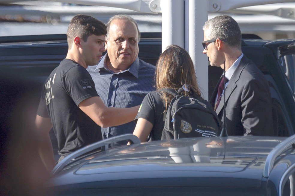 O governador do Rio de Janeiro, Luiz Fernando PezÃ£o, apÃ³s ser preso pela PF â€” Foto: Mauro Pimentel/AFP