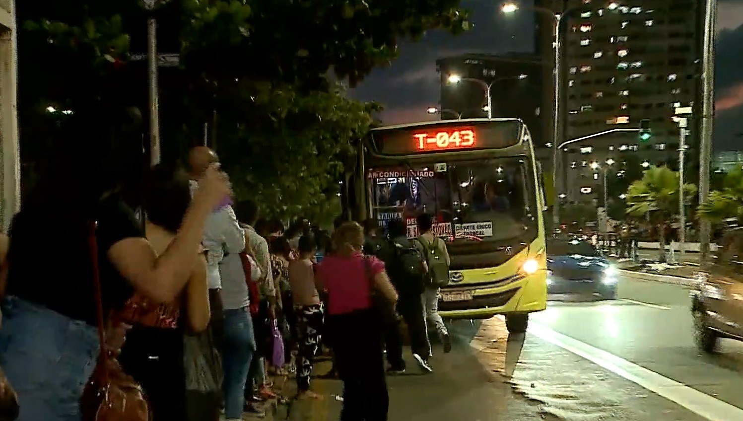 Passageiros reclamam de má conservação dos abrigos para espera de ônibus, em São Luís