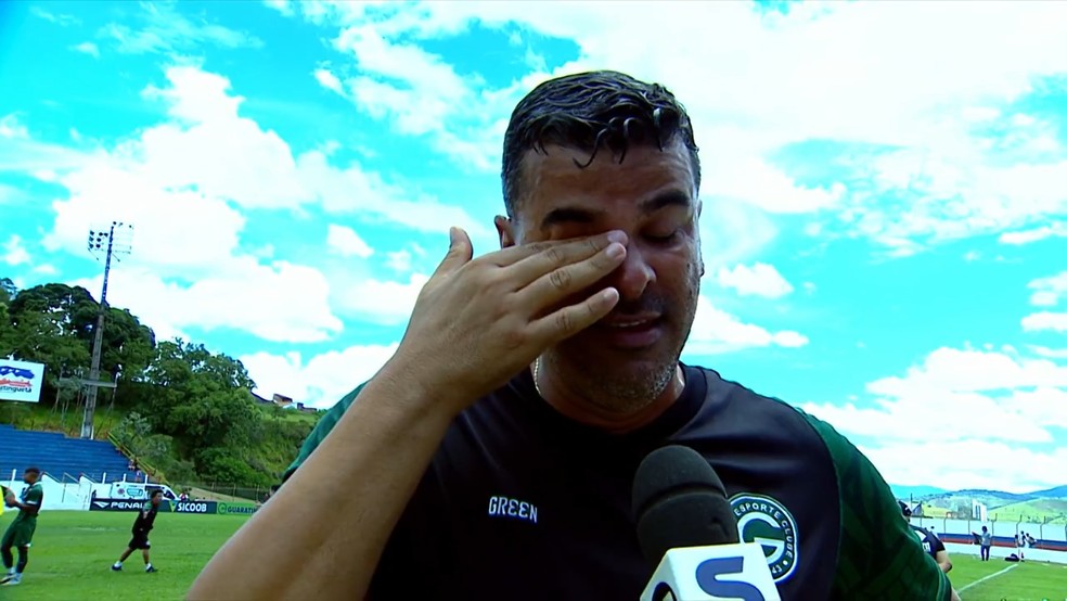 Tcnico Mrio Henrique se emociona aps vitria sobre o Fluminense  Foto: Reproduo / SporTV