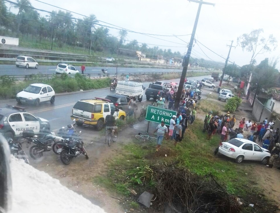 Após bater em um carro, moto ainda colidiu contra o muro de uma casa (Foto: Divulgação/PM)