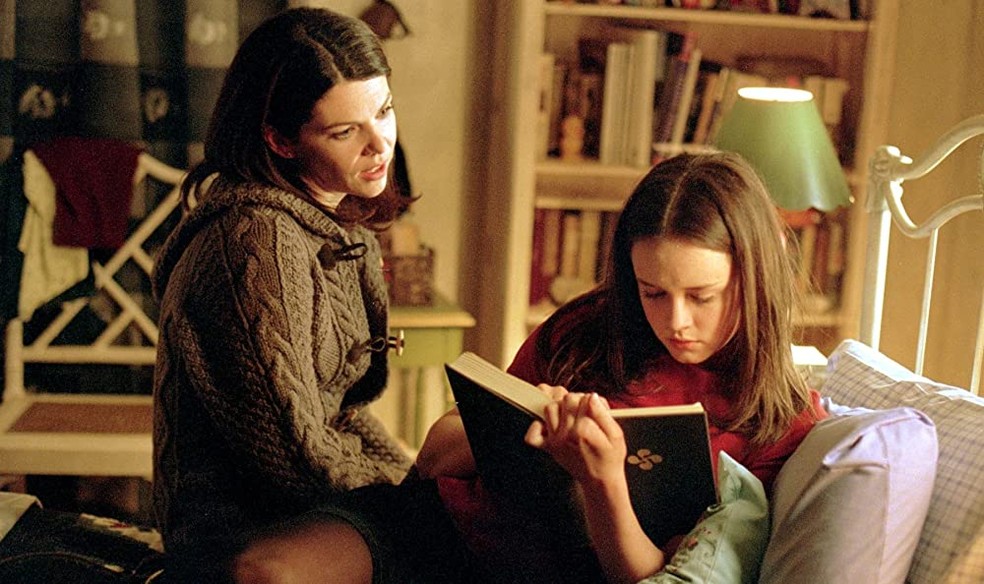 A relação moderna e afetuosa entre Lorelai e sua filha Rory é o ápice da série Gilmore Girls — Foto: Reprodução/IMDb
