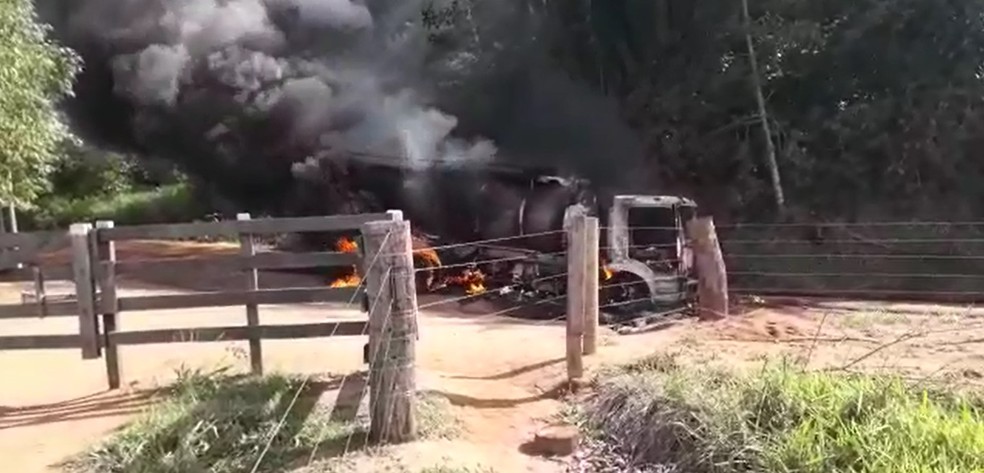 Caminhão pegou fogo em estrada rural de Ariquemes — Foto: Reprodução