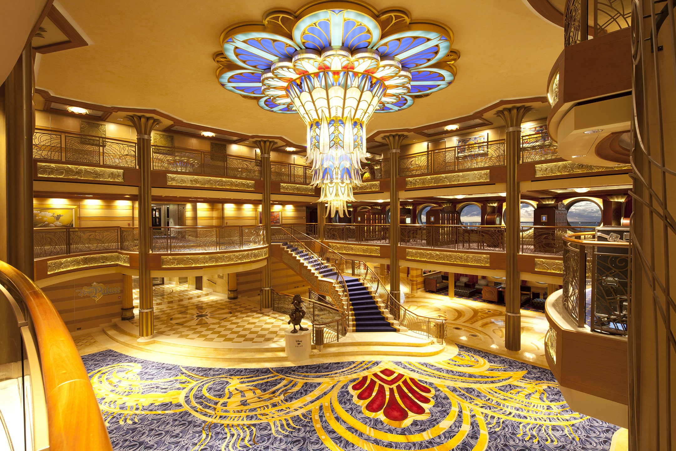O Atrium do Disney Dream tem escadas parecidas com a do castelo da Bela e a Fera (Foto: Divulgação)