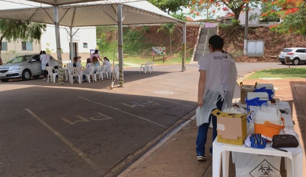 Vacinação é realizada em sistema drive-thru em São Manuel  — Foto: TV TEM/ Reprodução 
