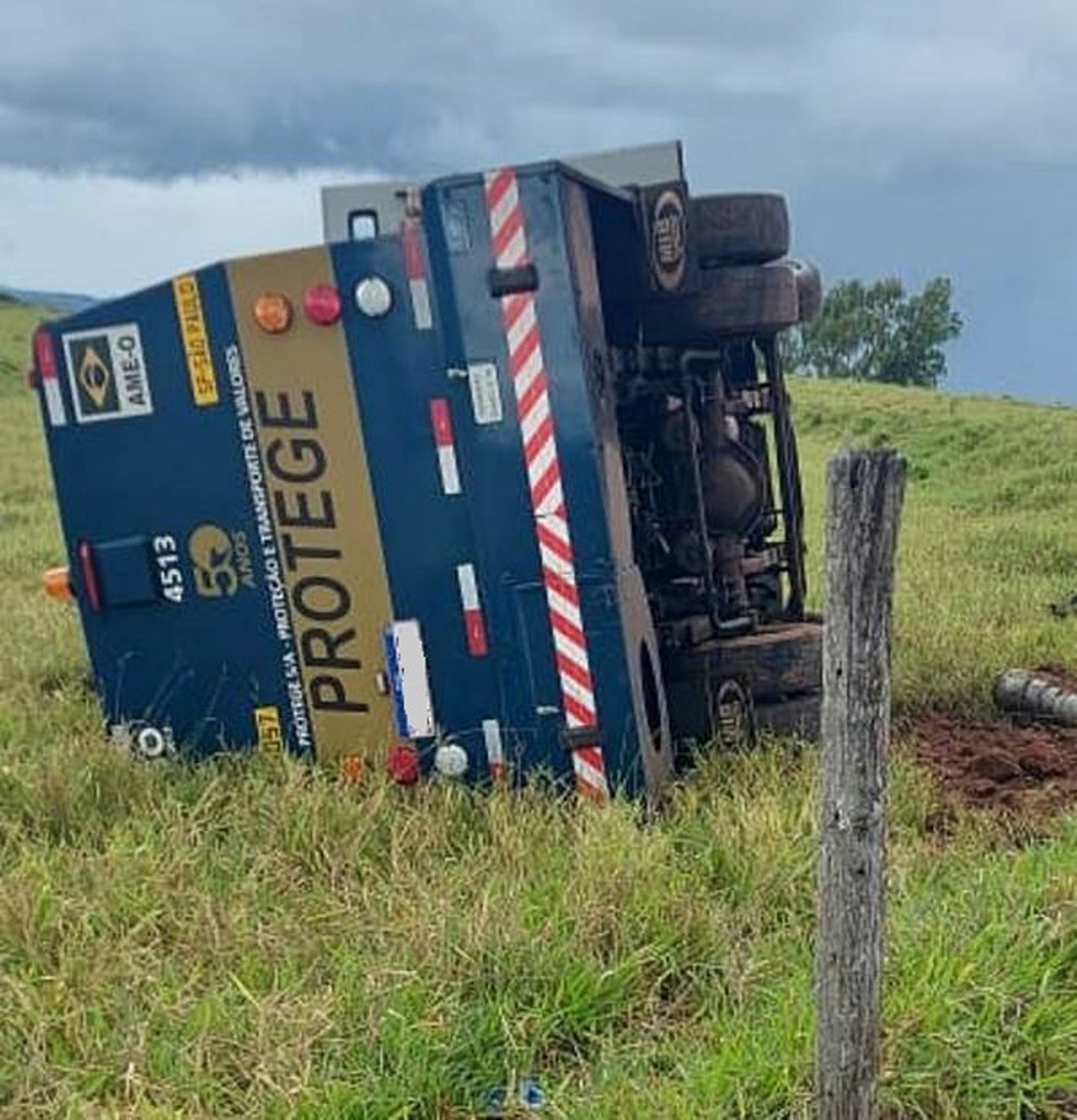Carro-forte tomba em rotatória na SP-294 — Foto: cedida/Adamantinanet