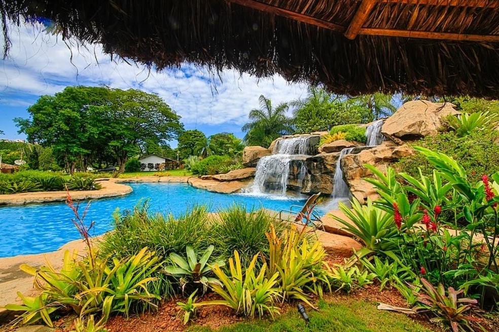 Piscina de cascata para adultos e crianças é um dos atrativos de hotel em Itaúna (Foto: Divulgação/Hotel Fazenda Granja Glória)