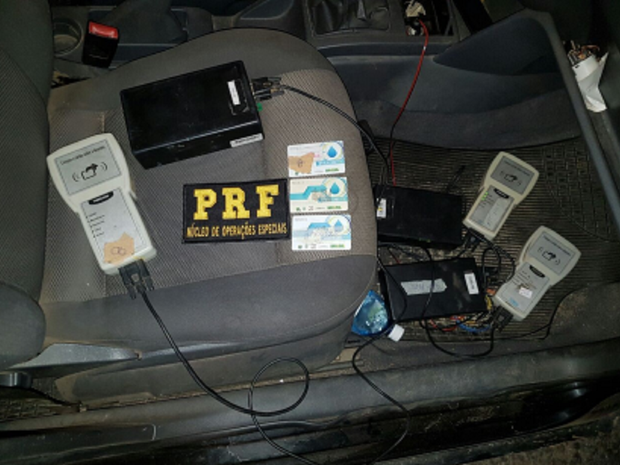 Além dos aparelhos de GPS foram encontrados os cartões de credenciamento dos caminhões que estavam sendo “simulados”. (Foto: PRF/Divulgação)