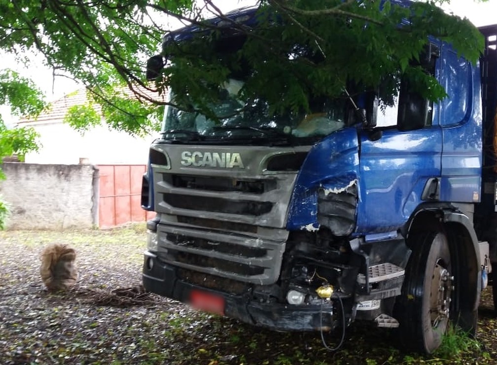 Carro de padre bateu em lateral de caminhÃ£o em Cambuquira (MG) â?? Foto: AlÃ´ AlÃ´ Cidade