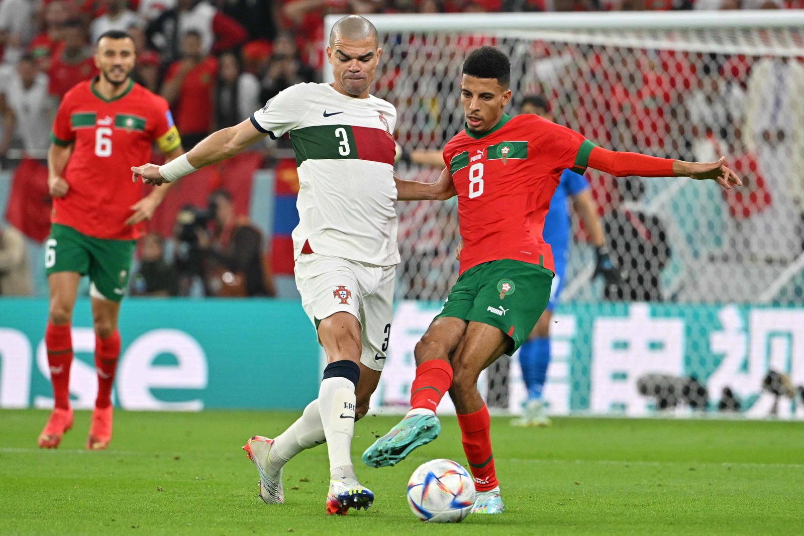 Pepe divide bola com o meia Azzedine Ounahi do Marrocos — Foto: ALBERTO PIZZOLI/AFP