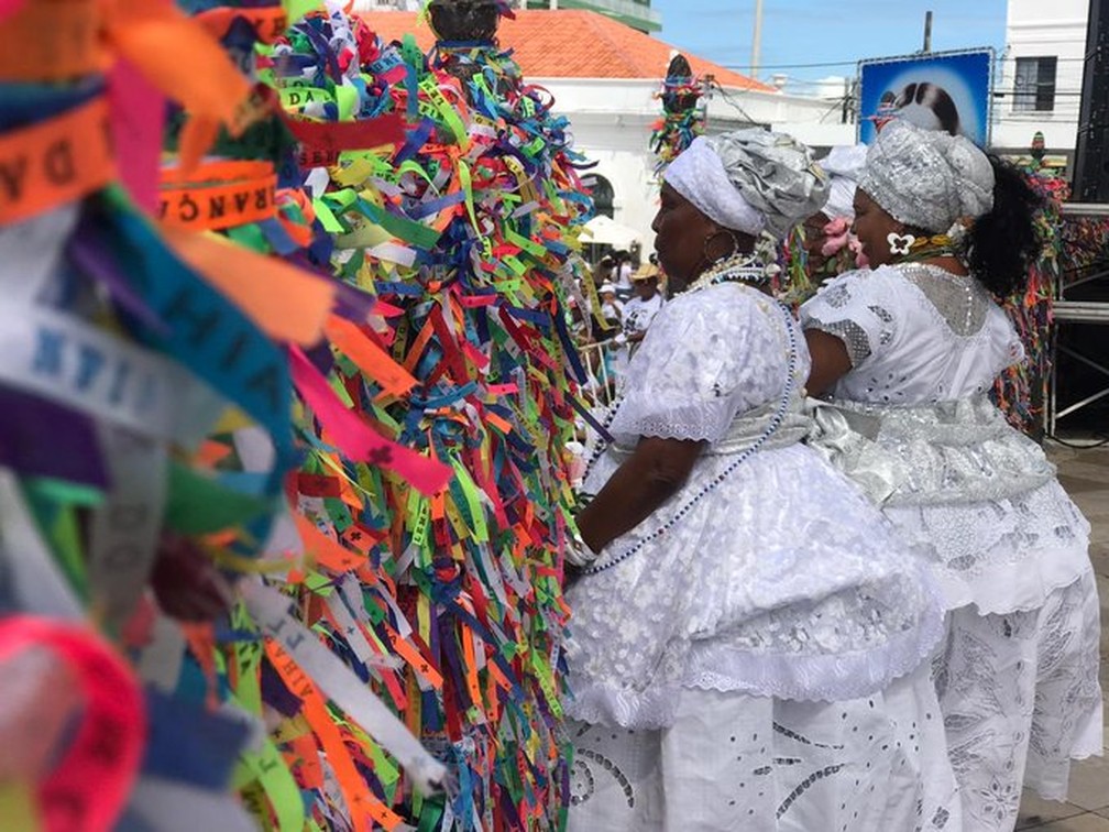 Baianas esperam lavagem nas escadarias da Igreja do Bonfim, em Salvador — Foto: Itana Alencar/G1