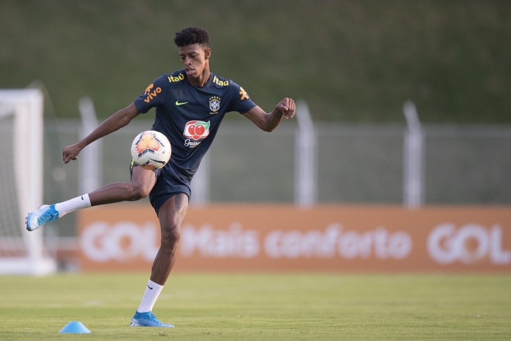 Robson Bambu chega ao Brasil e faz exames médicos para reforçar o Corinthians 