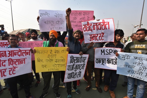 Um grupo de agricultores participando dos protestos que tomaram Nova Déli (Foto: Hindustan Times via Getty Images)