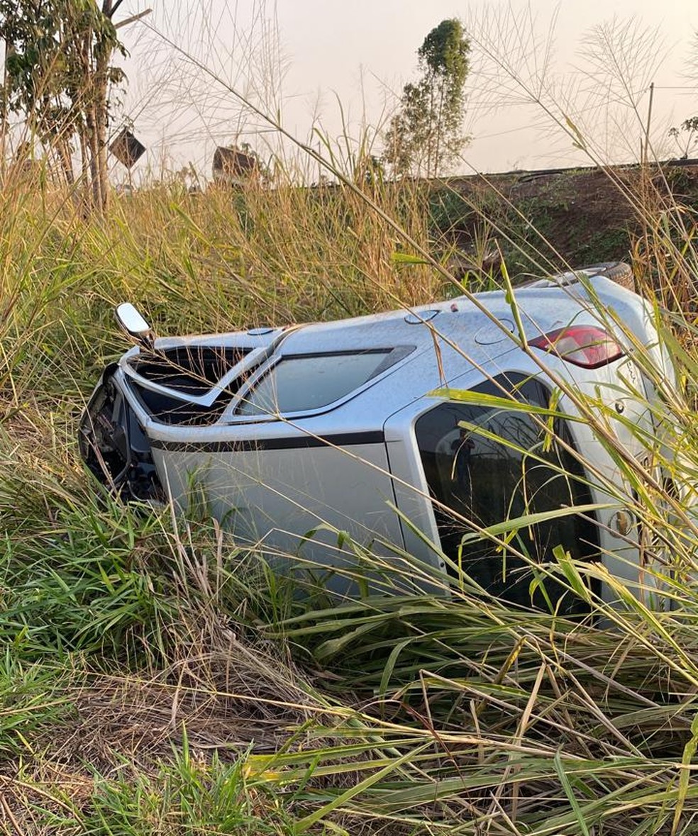 Com a colisão, o carro saiu da pista.  Foto: Reprodução