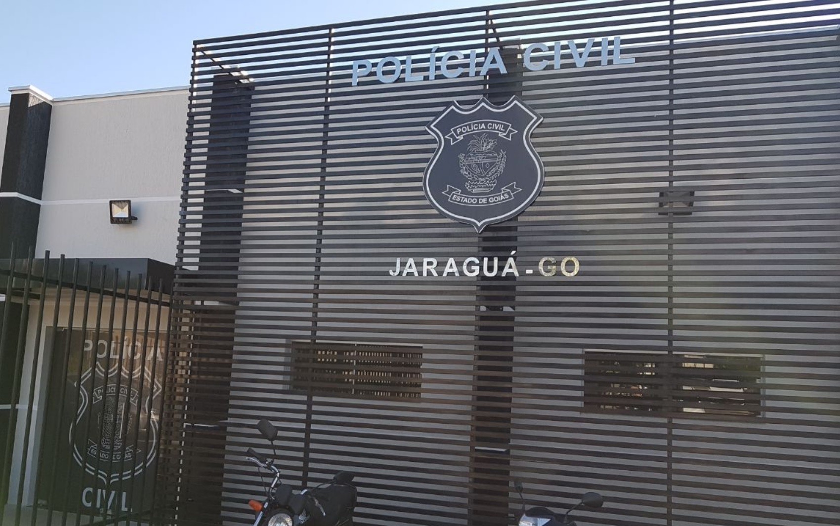 Homem é atingido por vários tiros em bar de Jaraguá