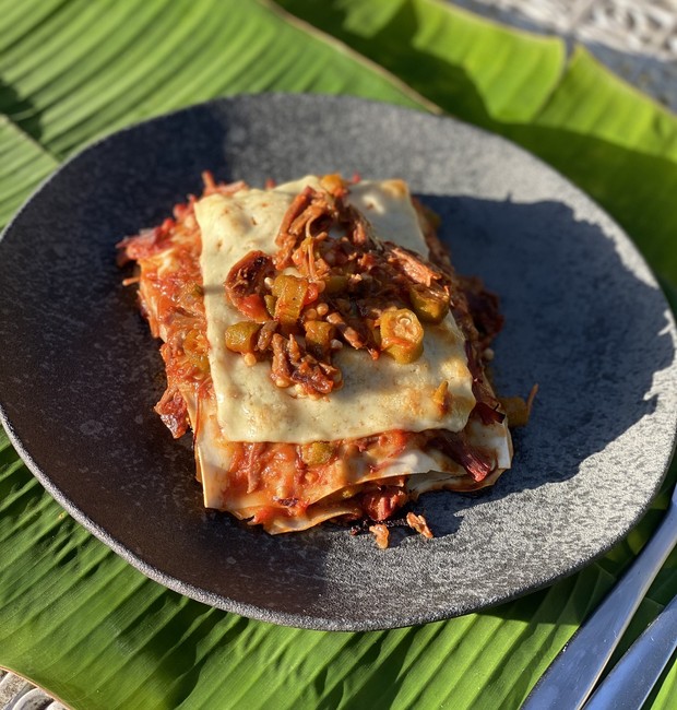 Receita de lasanha sertaneja de ragu e queijo coalho leva quantidade generosa de carne de sol (Foto: AQuitanda / Divulgação)
