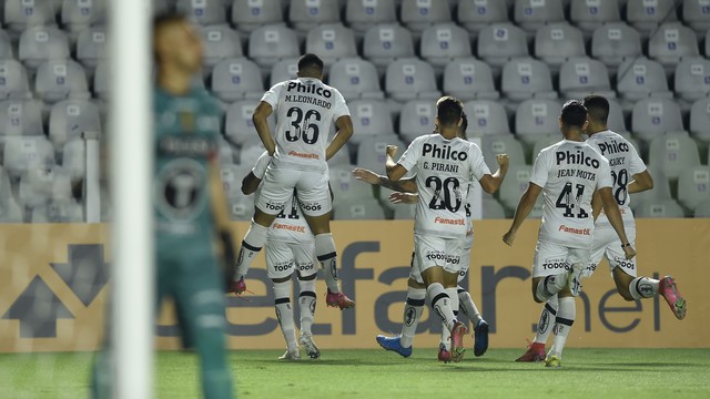 Santos goleou The Strongest com facilidade